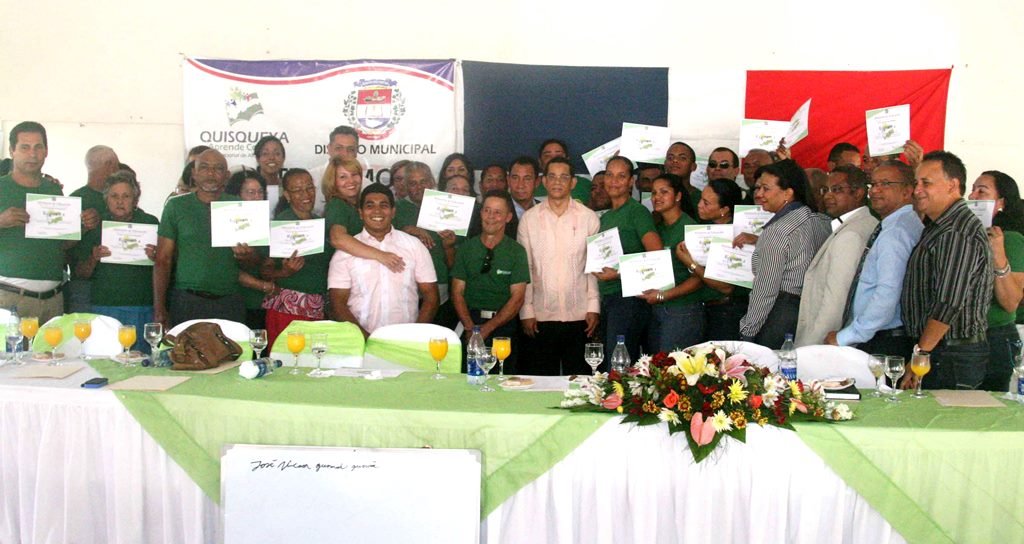 El senador de Espaillat con los graduandos de Ortega